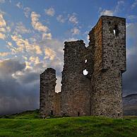 Ruïne van Ardvreck Castle nabij Loch Assynt in de Highlands bij zonsondergang, Schotland, UK